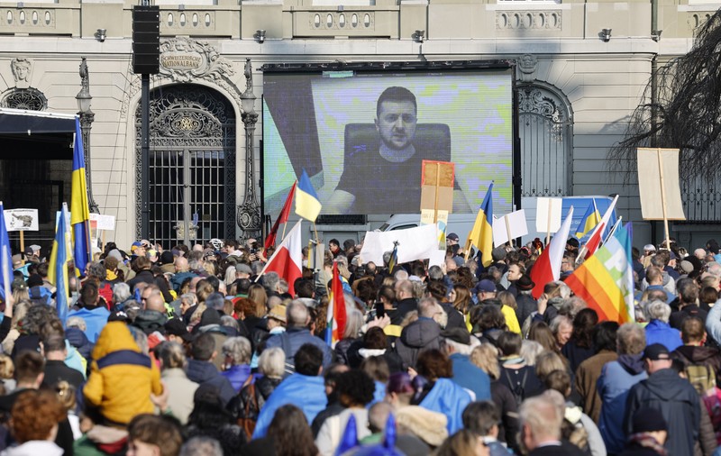 Zelenski cere Elveției să ia măsuri împotriva oligarhilor ruși, într-un mesaj transmis live celor care protestau față de război