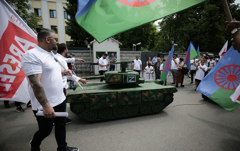 „Tancul” capturat de romii ucraineni, adus în faţa Ambasadei Rusiei de Ziua Rezistenţei romilor