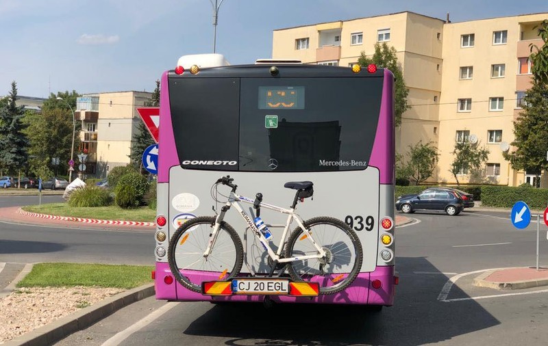 Suport de biciclete instalat pe autobuzele din Cluj. De ce și-a pus Boc bicicliștii în cap