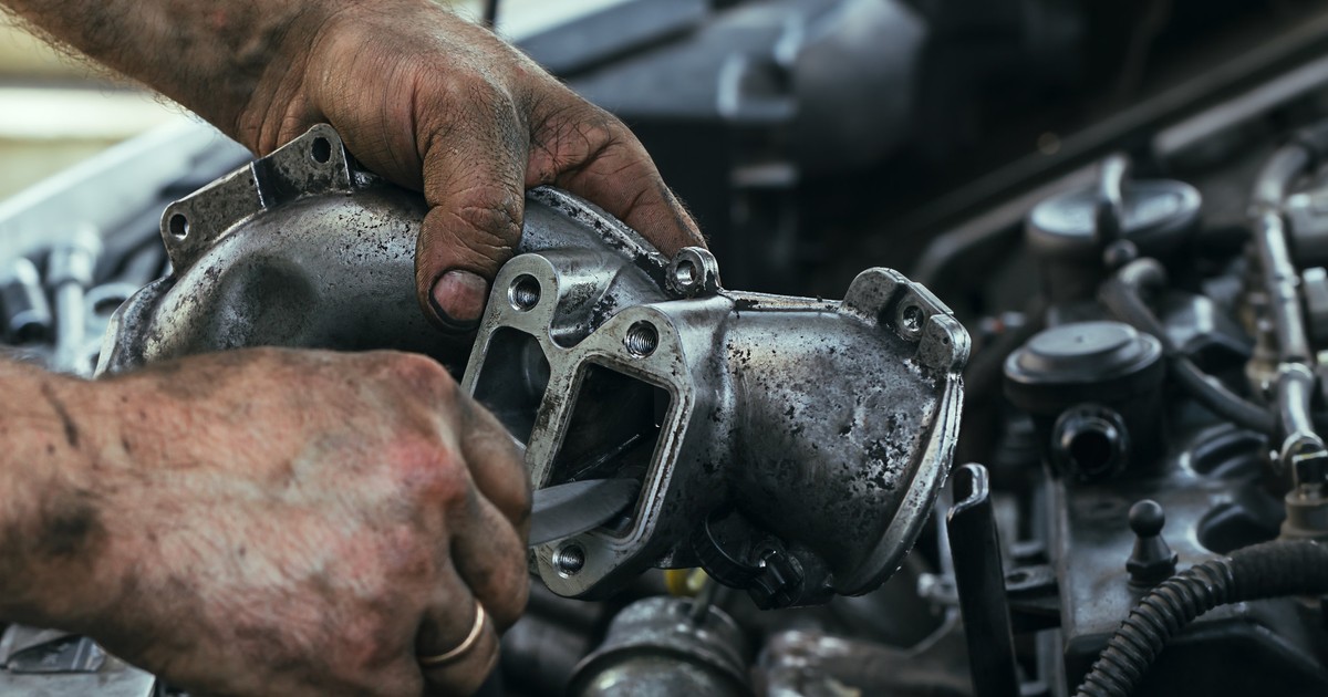supapa EGR - mecanic reparand o supapa EGR