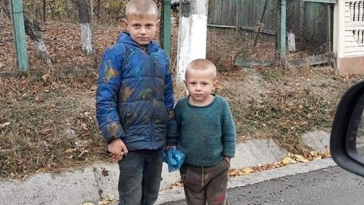 REPORTAJ: Povestea din spatele unei fotografii virale: doi copii desculți pe stradă, în prag de iarnă. Zece suflete înghesuite într-o căsuță și lecția de demnitate cu care-și înfruntă soarta