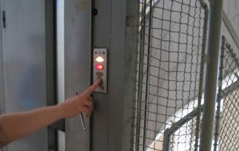 Adolescentă de 14 ani, TÂLHĂRITĂ în LIFTUL blocului în care locuia