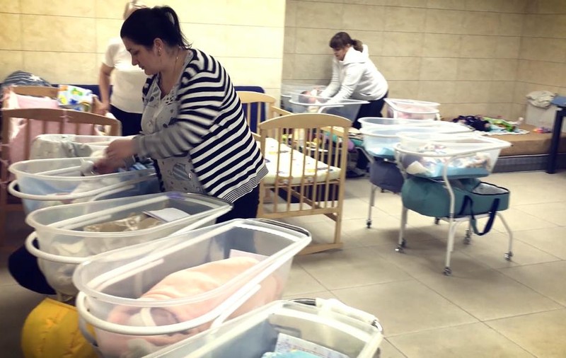 Ministerul Familiei anunță un „grup de lucru sub coordonarea MAE” pentru a găsi o soluție în cazul copiilor români născuți din mame-surogat la Kiev