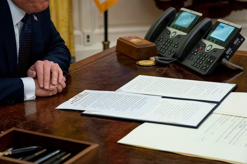 Doland Trump ținea pe biroul său cutia de lemn în care era încorporat butonul pe care îl folosea pentru a comanda Diet Coke | FOTO: EPA