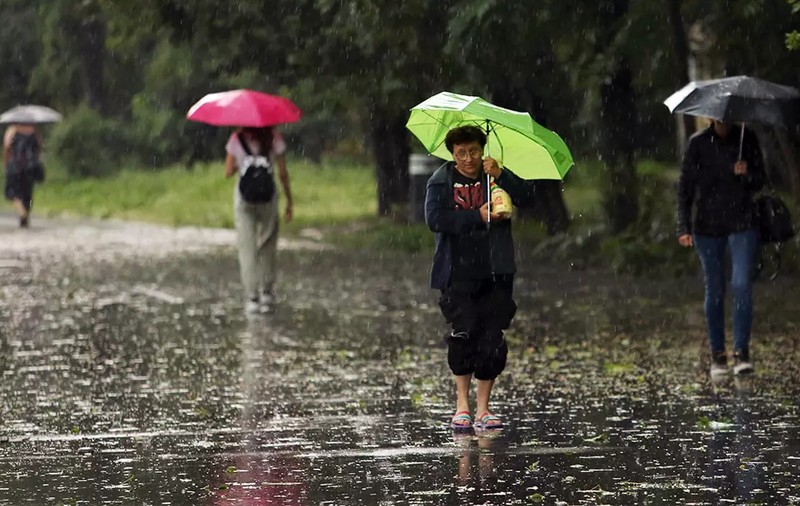Cod roșu de vijelii în mai multe localități din Arad. Până când e valabilă alerta meteo