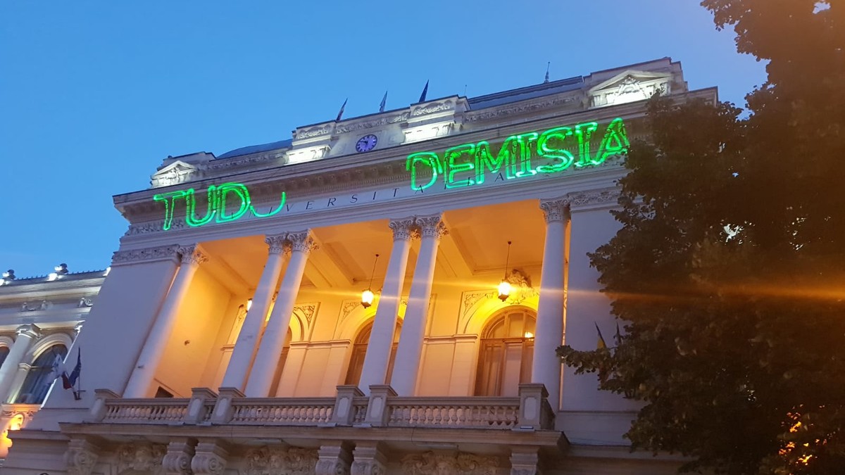 Protest cu laserul la Universitatea Alexandru Ioan Cuza din Iași, după vopseaua roșie aruncată pe trepte. „Tudorel demisia”