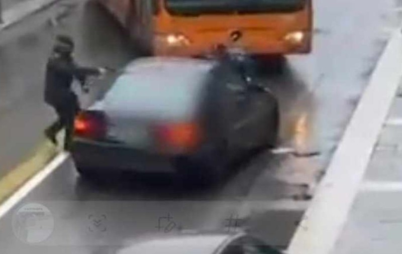 Șoferul albanez fuge cu polițiștii pe capotă, la Parma, în timpul unui control de rutină și e blocat de un autobuz I VIDEO