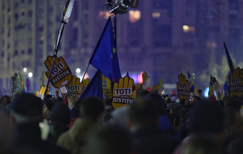 FOTO&VIDEO/ Proteste în București și în marile orașe. 45.000 de oameni au ieșit în stradă