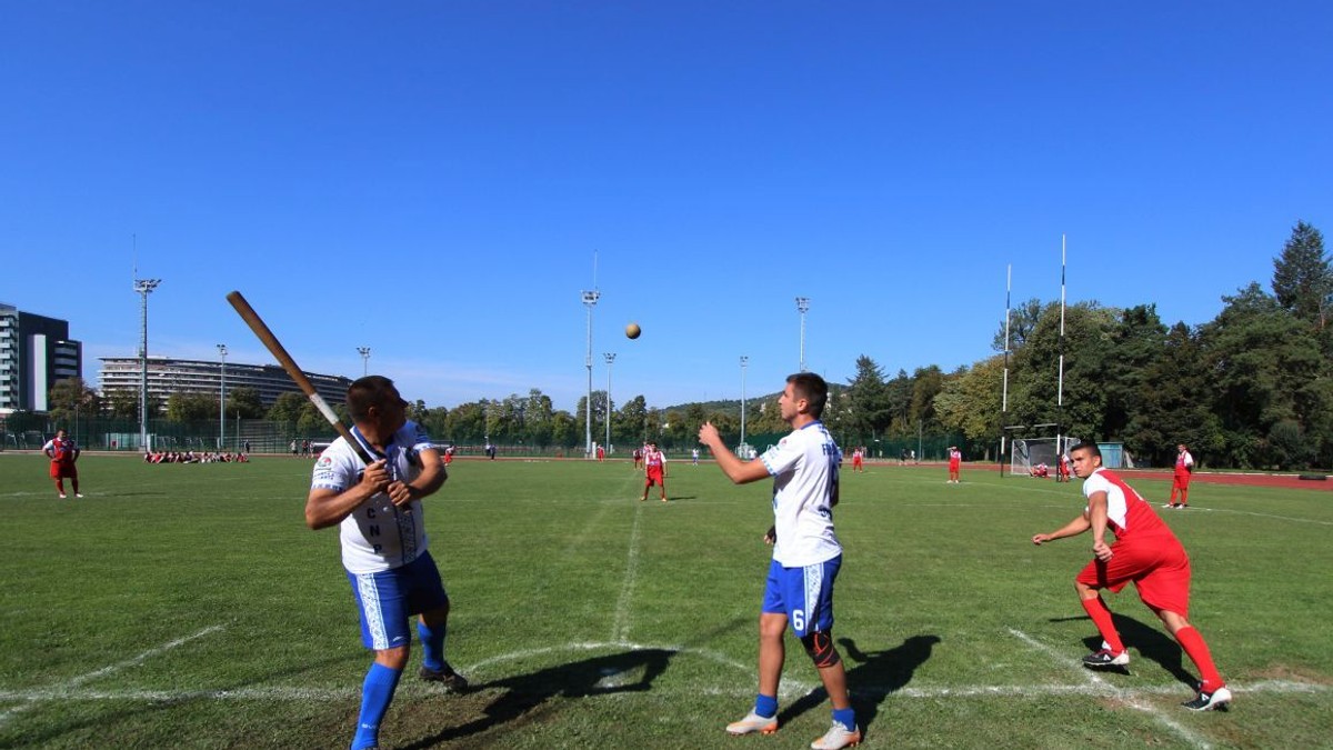 În Europa există 10 țări care au sporturi tradiționale cu mingea mică și bastonul. Printre ele și România, cu oina. ”Anul acest, de Centenarul nostru, vom reuni aceste sporturi tradiționale cu minge mică și baston sub numele de și vom stabilii reguli comune”, a spus, pentru Libertatea, Nicolae Dobre, președintele Federației Române de Oină și vicepreședintele Asociației Europene a Sporturilor și Jocurilor Tradiționale.