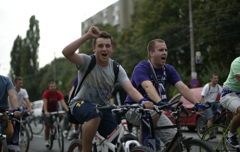 Ultraşi la pedale! Sute de suporteri ai lui Poli Timişoara au mers în deplasare pe biciclete