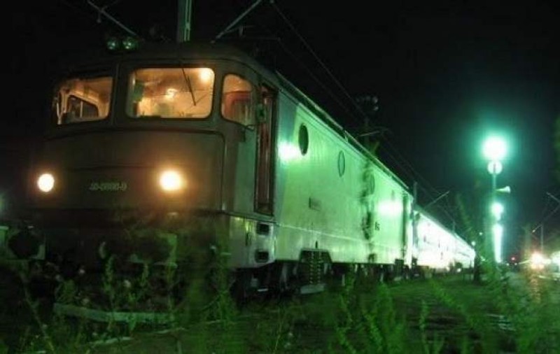 Caz uluitor în Vrancea. Din gelozie, a dat cu mașina peste un om, apoi s-a aruncat în fața trenului