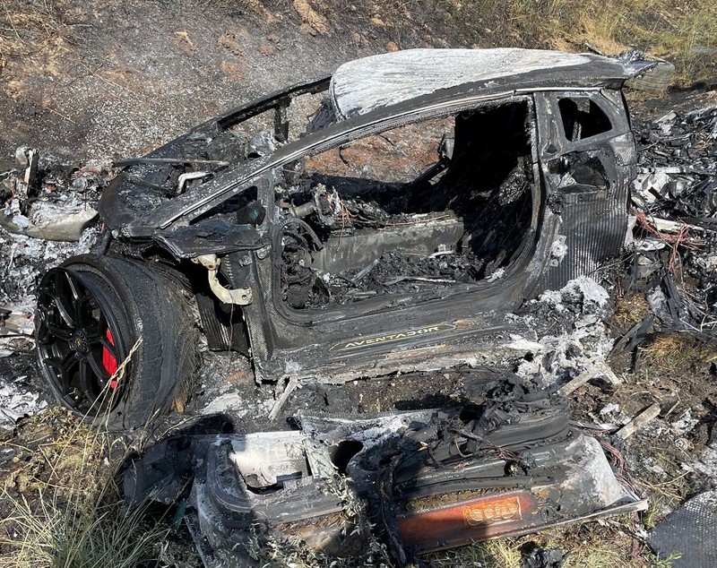Lamborghini Aventador făcut scrum într-un accident la peste 200 km/h, pe o autostradă din Germania. Șoferul și pasagerul au scăpat cu viață