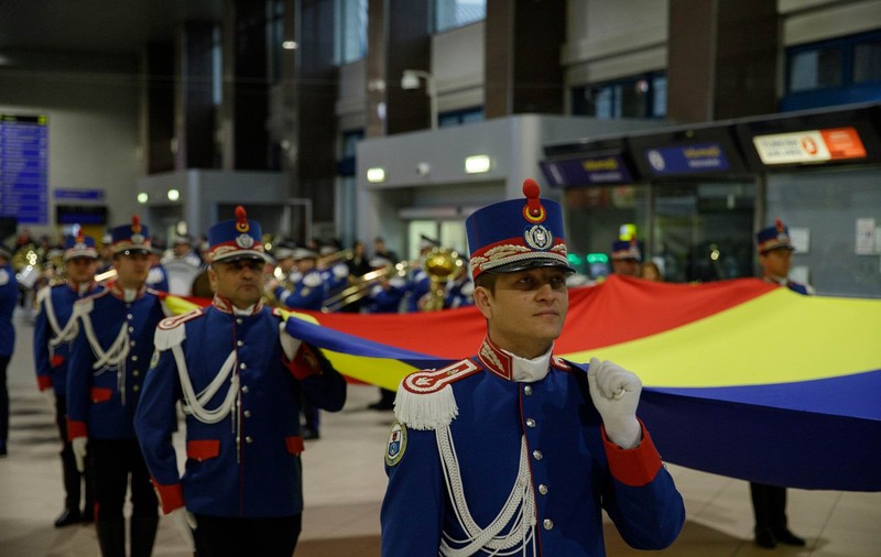 Flashmob pe Aeroportul Otopeni, de 1 Decembrie: defilări ale Jandarmeriei Române pe melodii folclorice interpretate de fanfară. VIDEO