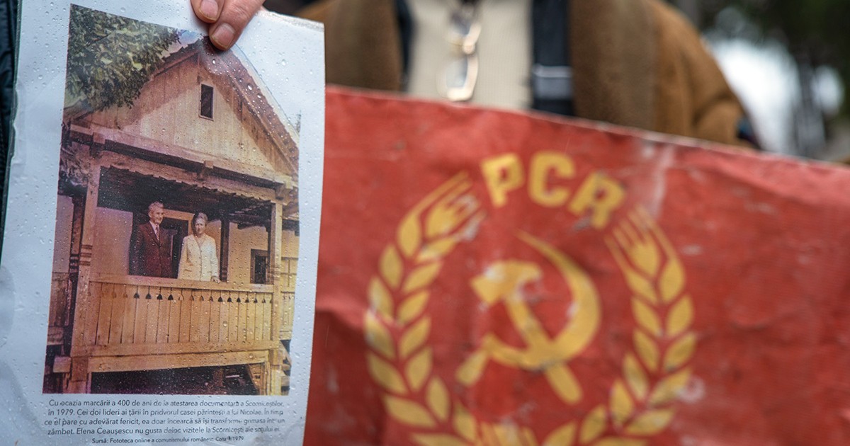 Mai multi simpatizanti ai fostului dictator comunist Nicolae Ceausescu îl comemorează la 35 de ani de la moartea sa la cimitirul civil Ghencea, miercuri 25 decembrie 2024. Inquam Photos / Tudor Pană