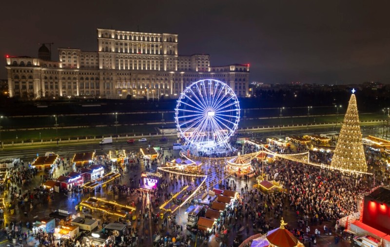 Târgul de Crăciun București 2025, Piața Constituției. Peste 120 de căsuțe, o roată panoramică și multe surprize + alte două târguri speciale la Universitate și Operă