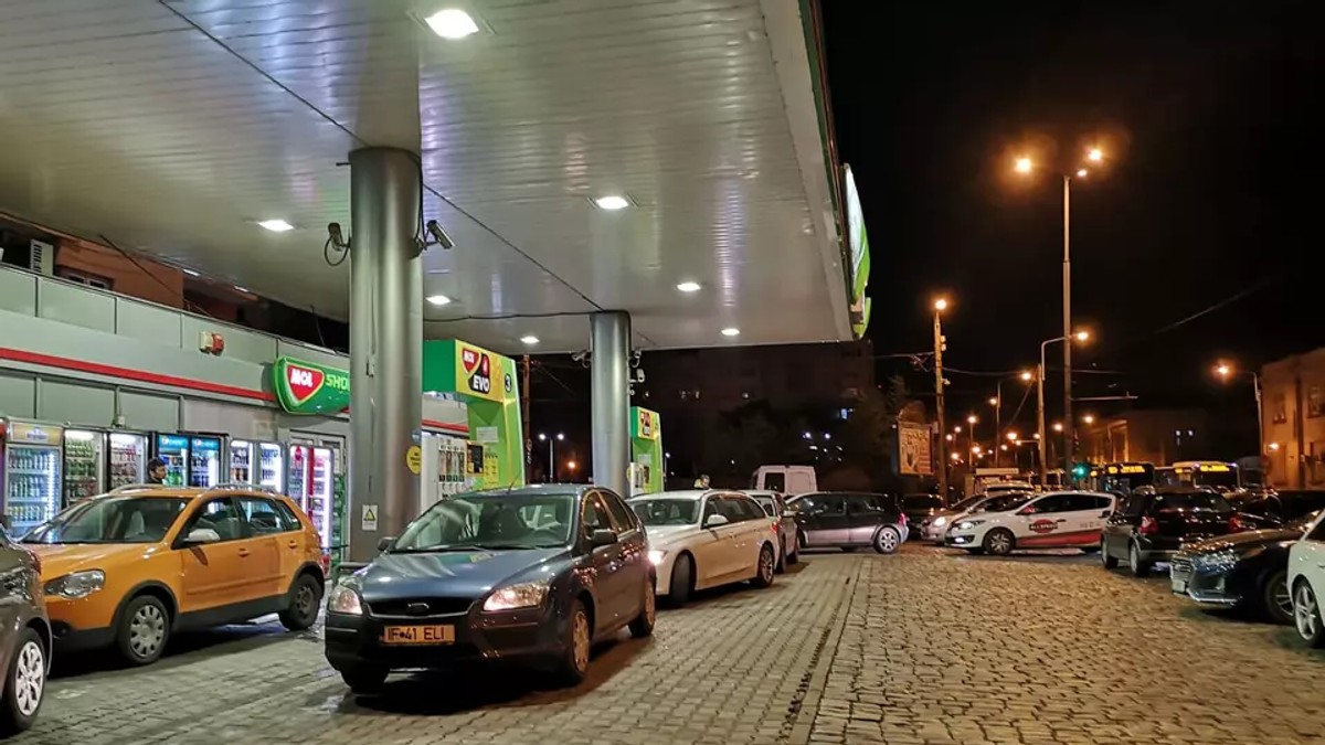 VIDEO Cât costă benzina azi, după o noapte de panică și cozi în urma zvonurilor legate de o scumpire de câțiva lei pe litru