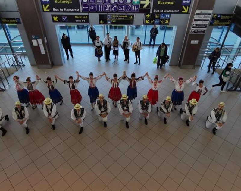FOTO/ VIDEO. Pasagerii s-au prins în Hora Unirii, în Aeroportul Otopeni. Reprezentaţii de dans şi muzică populară, de Ziua Naţională a României