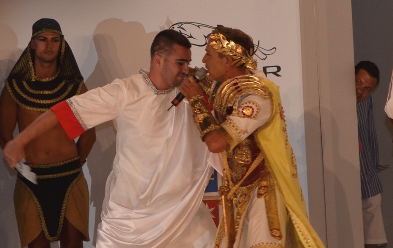 Radu Mazăre, "ÎNJUNGHIAT" PE SCENĂ de fiul său, "Brutus"! Scena a făcut parte din show-ul Carnavalului de la Mamaia | FOTO