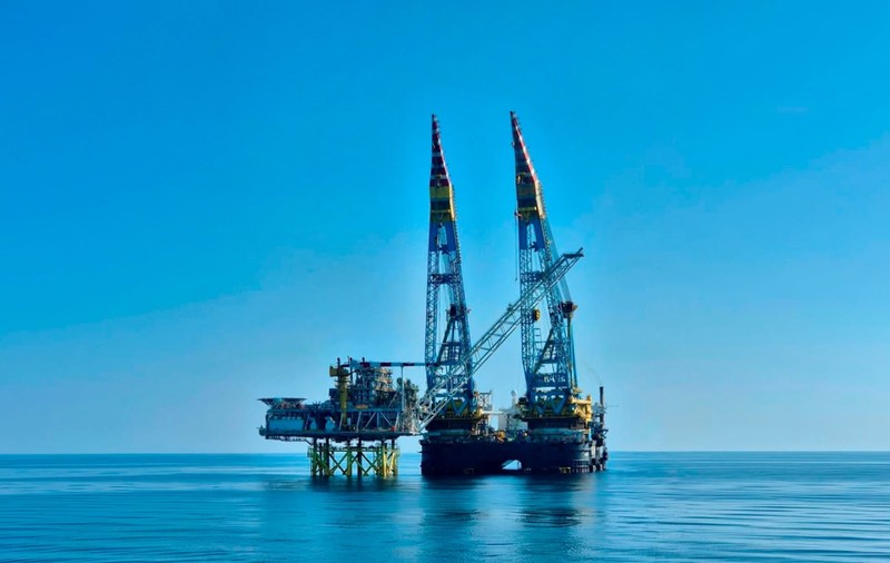 Aripă de dronă recuperată de marinari militari români din Marea Neagră, lângă platforma Neptun Alpha