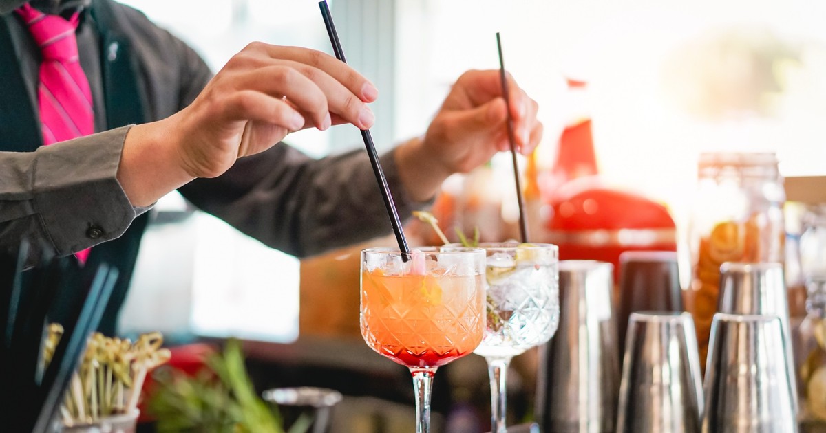10 filme de top şi băuturile pe care le-au făcut celebre - Imagine cu două cocktail-uri pregătite de un barman