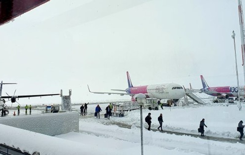 Opt curse anulate pe aeroportul din Iași din cauza ninsorii și a viscolului. Alte zboruri au întârzieri de câteva ore
