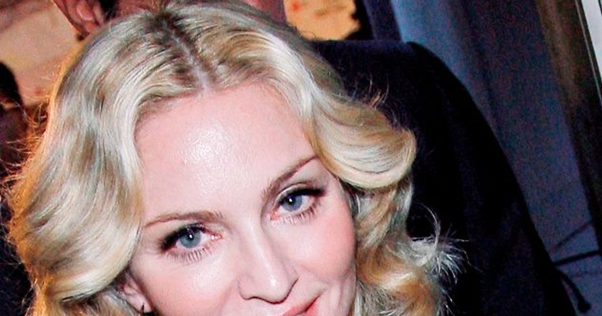 Madonna și-a schimbat radical look-ul. Nu o mai recunoști!