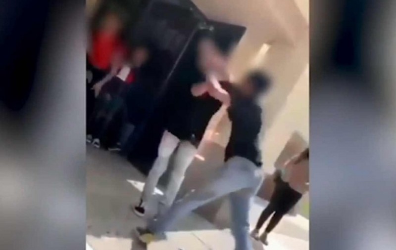 Un băiat de 13 ani a murit după o bătaie cu colegii de școală. Familia a anunțat că îi donează toate organele