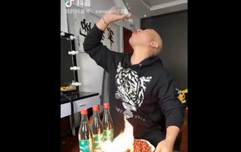 Un influencer din China a fost găsit mort după ce s-a filmat live în timp ce bea o cantitate uriașă de alcool, într-o provocare pe rețelele de socializare