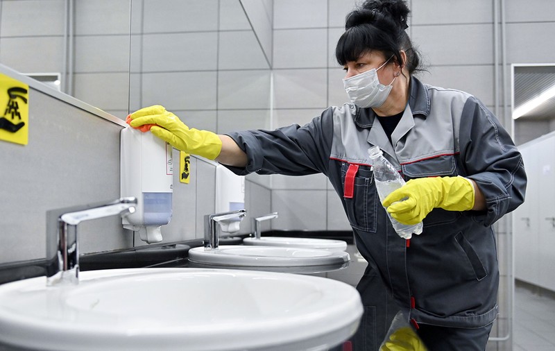 Atenție la toalete. Ancheta epidemiologică a stabilit că șefa cu COVID - 19 de la Ministerul Sănătății s-a infectat cel mai probabil în WC-ul unui aeroport