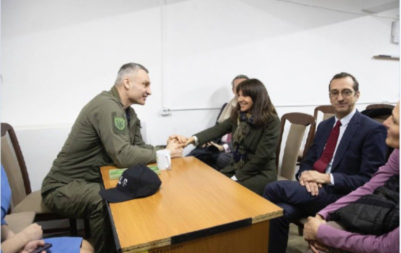 Primarul Parisului, venit în vizită la Kiev, a fost nevoit să se ascundă într-un adăpost