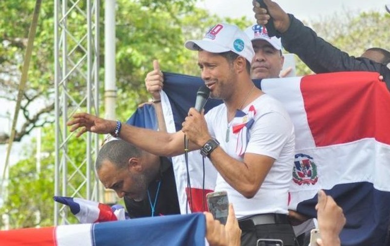 Un bărbat din Republica Dominicană a cântat patru zile fără oprire pentru a intra în Cartea Recordurilor / VIDEO