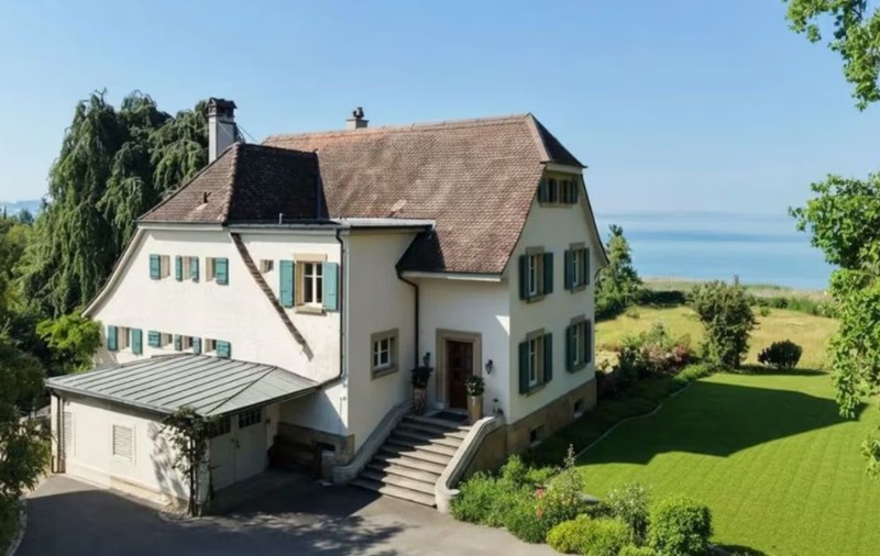 Paradisul secret din Elveția scos la vânzare. Cum arată conacul de 5,5 milioane de franci cu plajă privată și port propriu