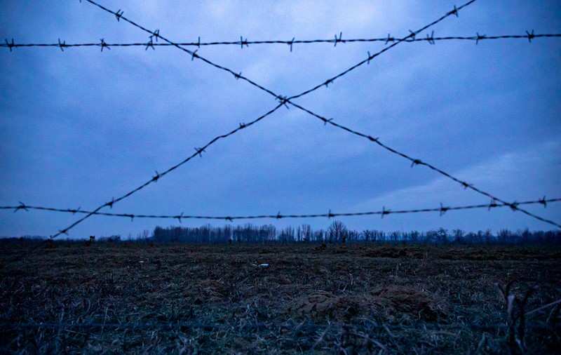 REPORTAJ | Parcul Memoriei Naţionale arată ca un tăpşan împrejmuit cu sârmă ghimpată. Ei au murit pentru ţară, noi zicem că pomii o să crească mai încolo