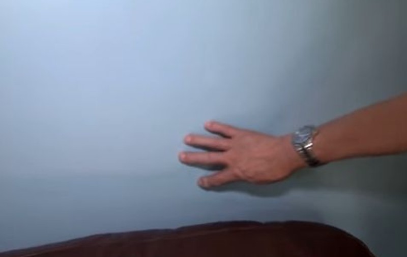 Un cuplu auzea în fiecare zi, la aceeași oră, un sunet bizar din peretele casei. După 13 ani de chin, soții au spart zidul. Uimitor ce au găsit | VIDEO