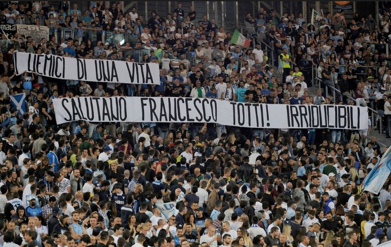 Au uitat de rivalitate. Fanii lui Lazio i-au transmis un mesaj ”dușmanului” Totti