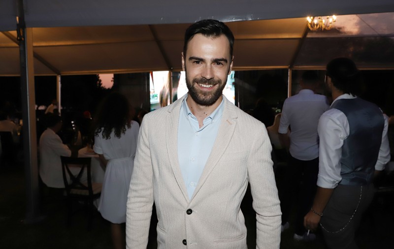 Denis Hanganu a dat admitere la Teatru în două orașe, ca să-și crească șansele. "Îmi era foarte frică de București!"