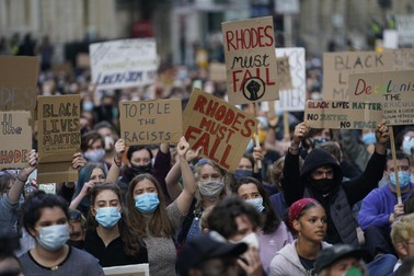 “Rhodes trebuie să cadă” - mesajele afișate de protestatarii Black Lives Matter din Oxford | Foto: EPA