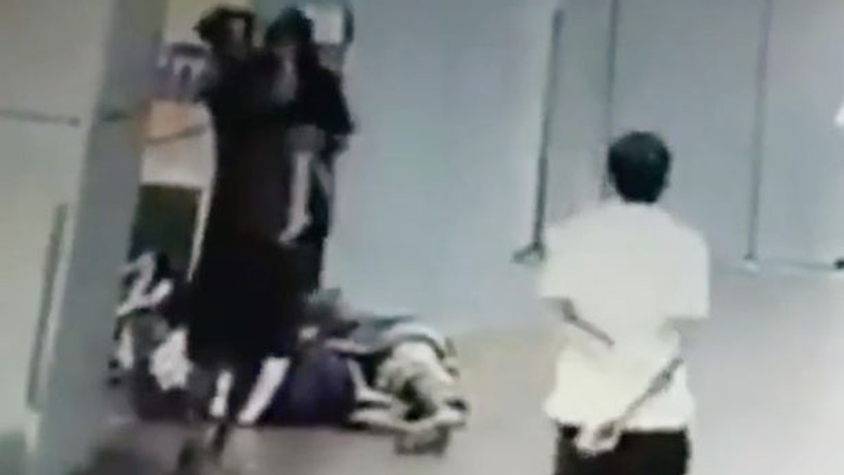 O fetiță de 3 ani a fost răpită dintr-o gară din India de lângă mama ei. A fost violată și apoi decapitată