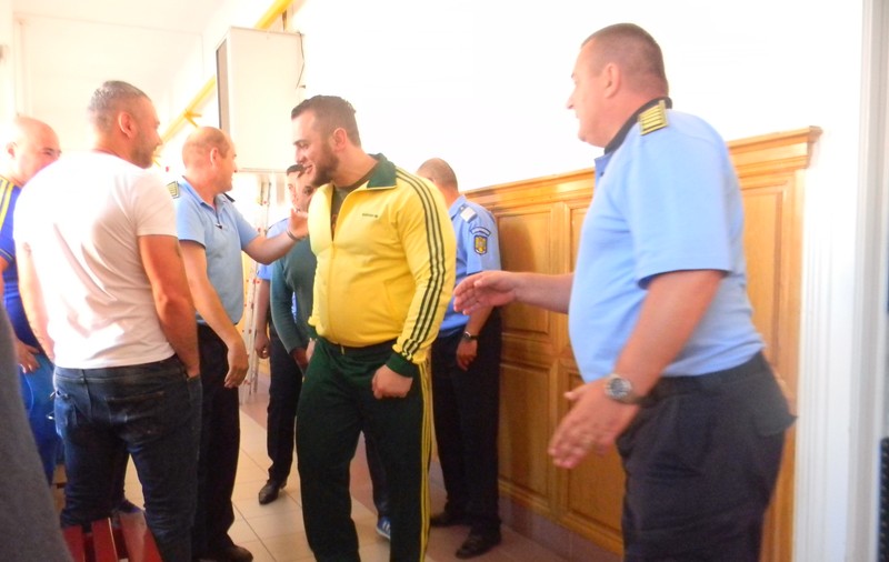 I-a dat foc unei prostituate! Ce măsură s-a luat împotriva proxenetului român