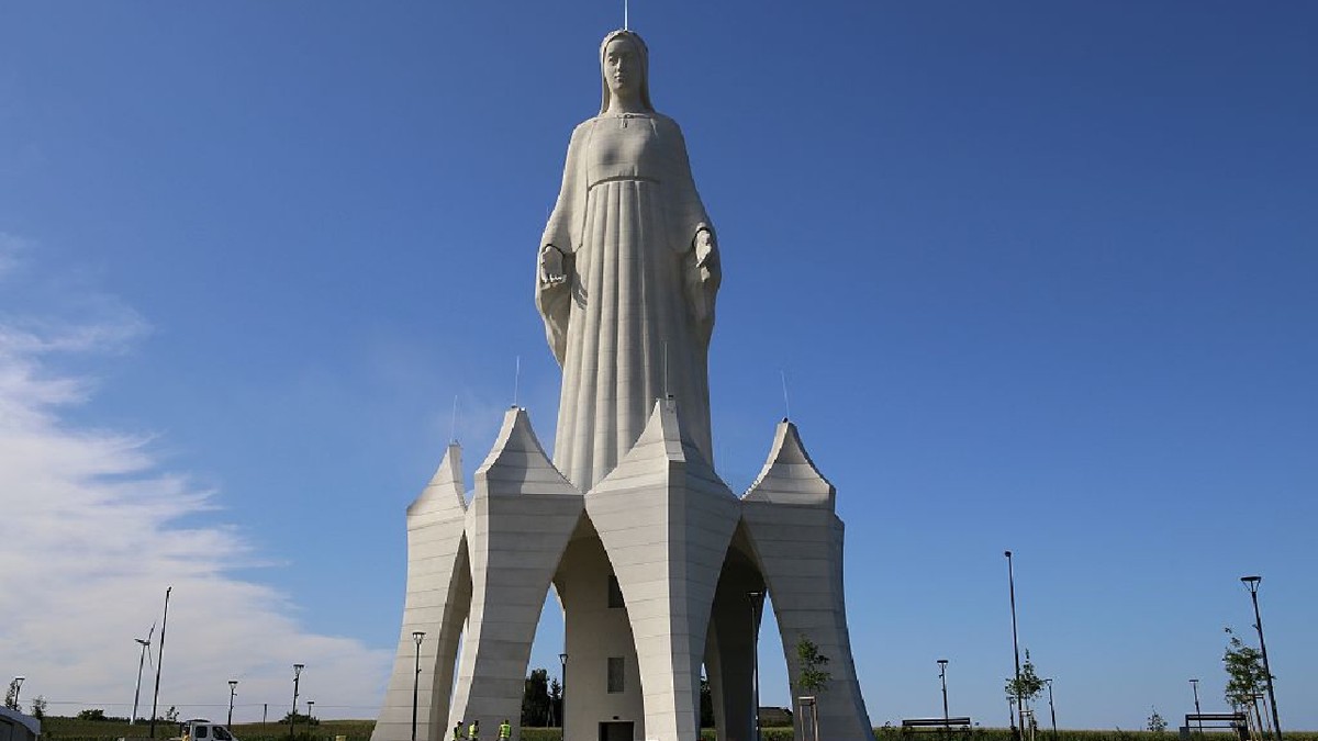 7 august 2026, Polonia, Konotopie: În sat a fost ridicată o statuie uriașă a Fecioarei Maria.