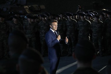 Emmanuel Macron, la discursul ținut în fața militarilor francezi | Foto: EPA