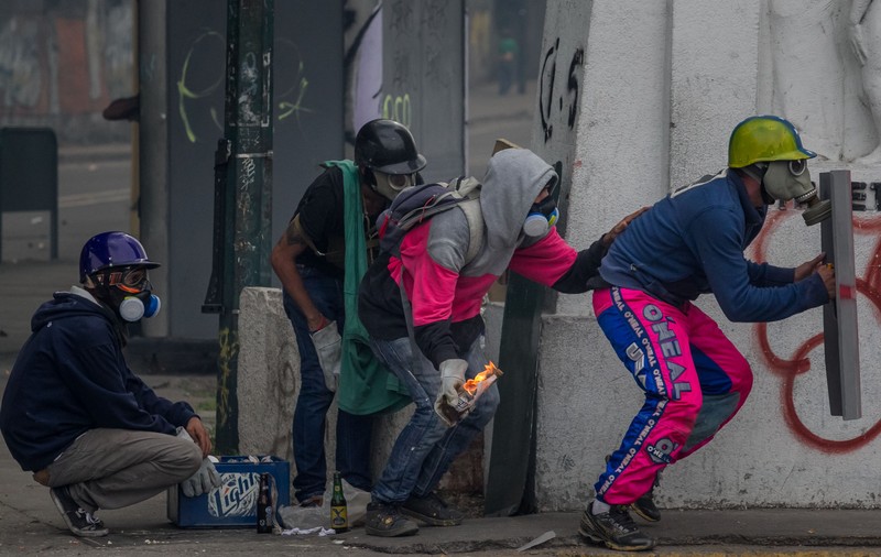 Protestatarii din Venezuela au început să arunce cu materii fecale în polițiști: "Ei au gaze lacrimogene, noi excremente"