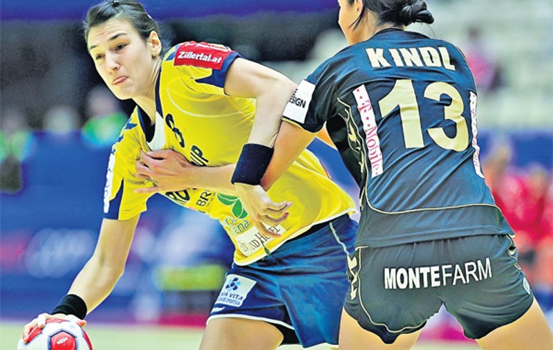 Autocarul în care se afla naţionala feminină de handbal a fost lovit de un microbuz