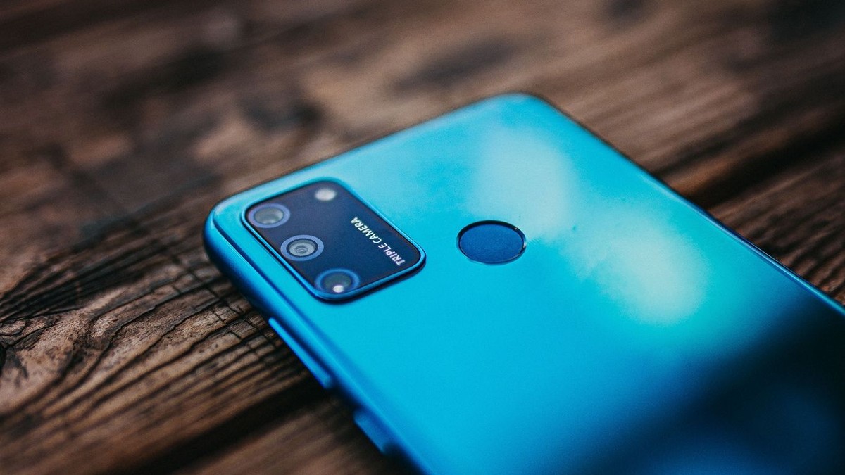 Huawei vrea să vândă brandul de telefoane Honor. Smartphone Honor albastru