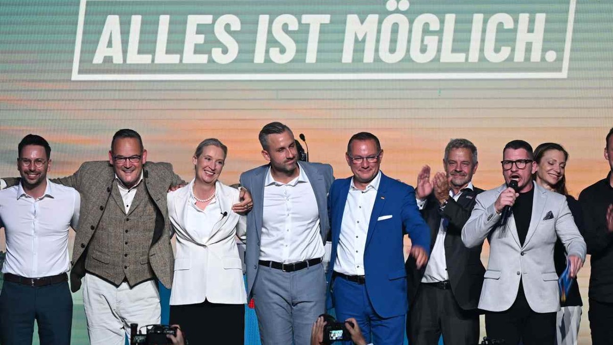 Membri ai AfD pe scenă la evenimentul de încheiere a campaniei electorale a AfD, desfășurat la AMO Kultur- und Kongresshaus pe 5 septembrie