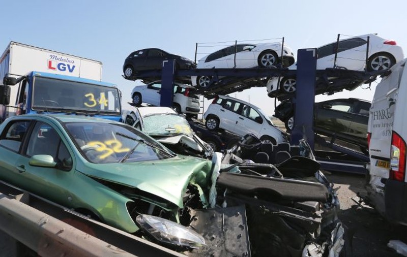 CLIPE DE GROAZĂ în MAREA BRITANIE! 100 de MAŞINI IMPLICATE într-un accident