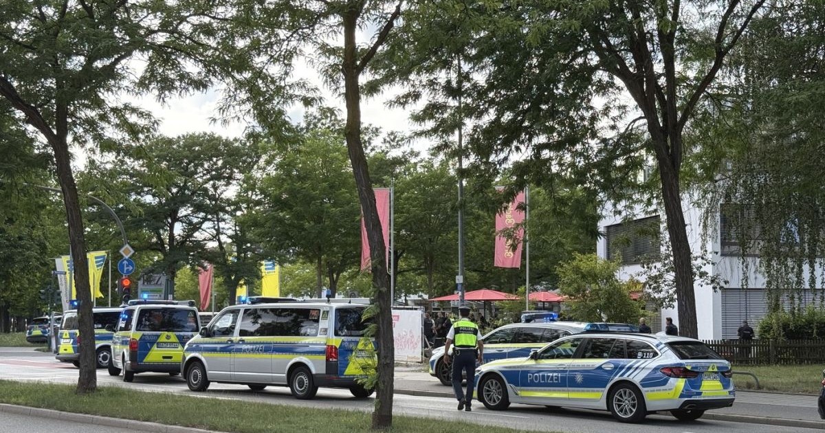 Mai multe autospeciale de poliție și polițiști au blocat inrtarea într-o sucursală bancară din Regensburg, Germania, după un atac mortal cu cuțitul, 23 iulie 2026.