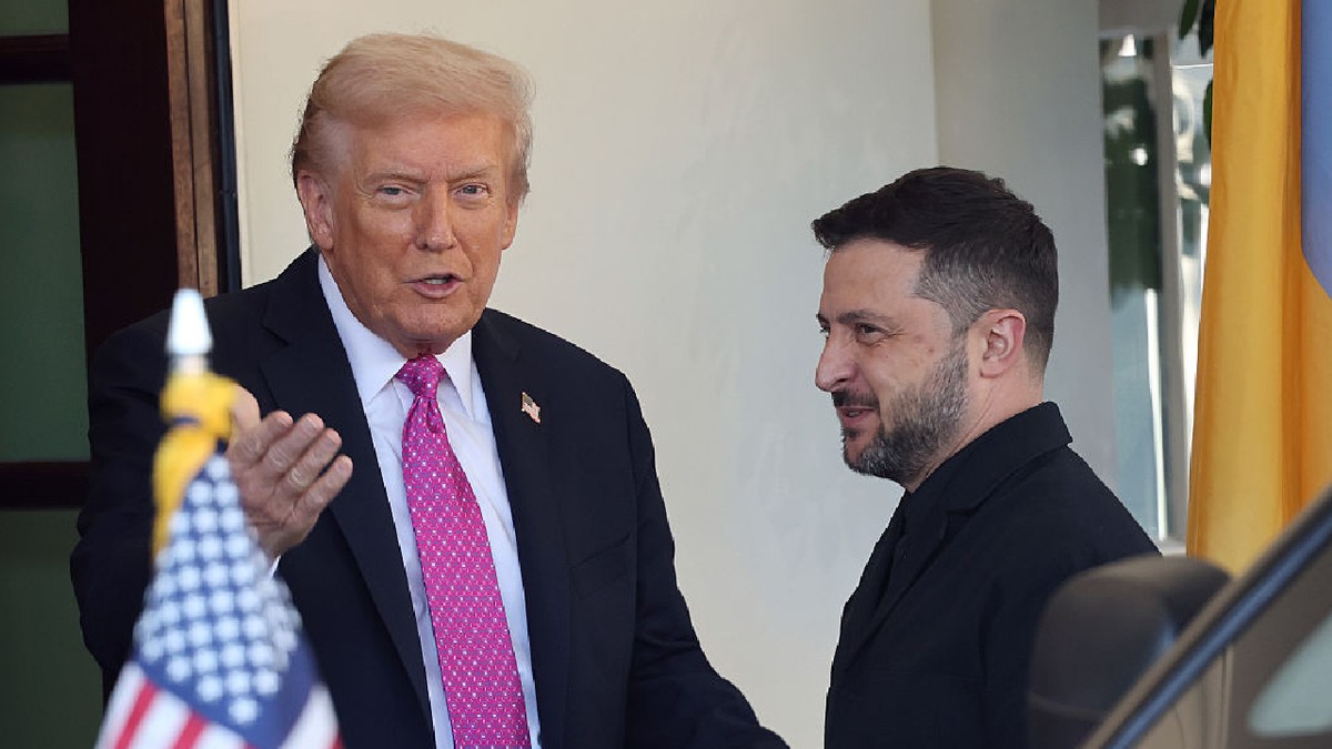 Președintele SUA, Donald Trump (stânga), îl întâmpină pe președintele ucrainean Volodymyr Zelensky în fața Aripii de Vest a Casei Albe, pe 17 octombrie 2025, la Washington, DC.