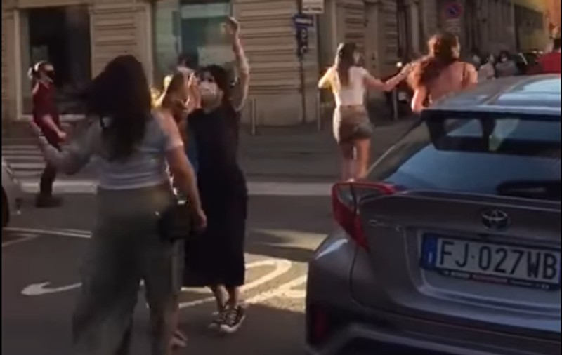 VIDEO | Italienii au sărbătorit în stradă relaxarea restricțiilor. La Milano s-a dansat pe străzi