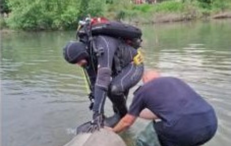 O fetiță s-a înecat în râul Crișul Negru, sub privirile surorii mai mari. Doi pescari au dat alarma după ce au văzut copila plângând pe mal